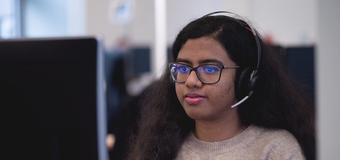 Junge Frau mit Headset Junge Frau mit Headset